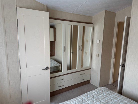 BH Willerby New Hampton 63 - wardrobes